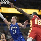 Moritz Wagner (21) devance Clint Capela (15) dans une rencontre bien ardue pour le Genevois. KEYSTONE/AP/Phelan M. Ebenhack